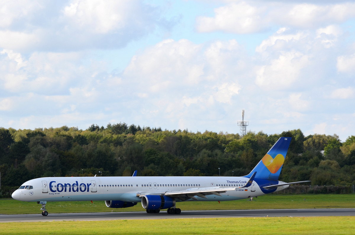 Condor Boeing 757-300 D-ABOM nach der Landung in Hamburg Fuhlsbüttel am 02.10.16