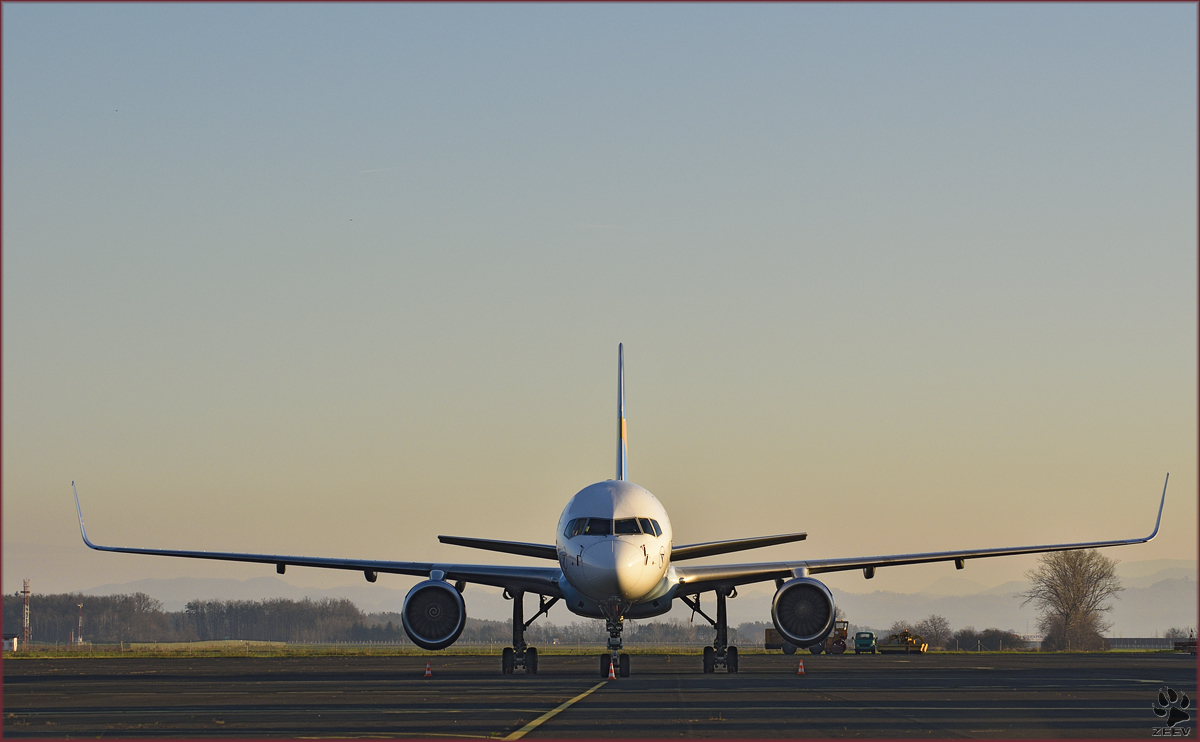 Condor D-ABOB, Boeing 757-330 steht auf Maribor Flughafen MBX. /10.12.2014