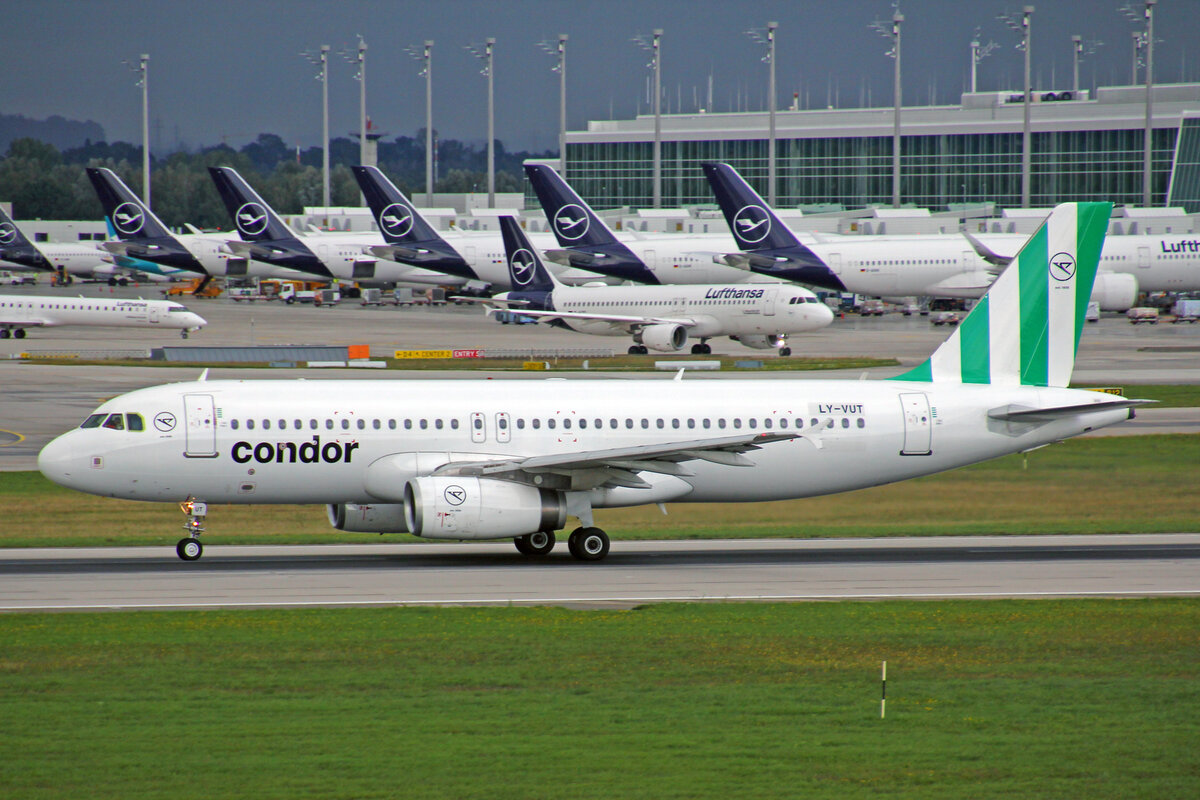 Condor Flugdienst (Operated by Heston Airlines), LY-VUT, Airbus A320-232, msn: 3275, 10.September 2022, MUC München, Germany.