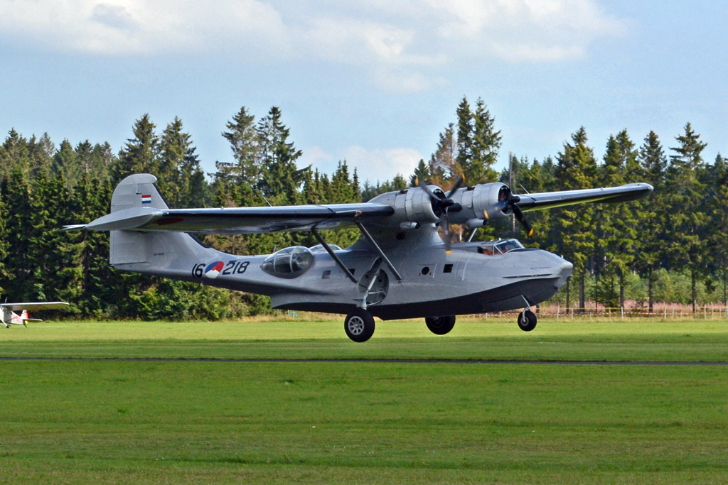 Consolidated PBY-5A Catalina, PH-PBY kurz vor dem Aufsetzen in Breitscheid - 29.08.2015