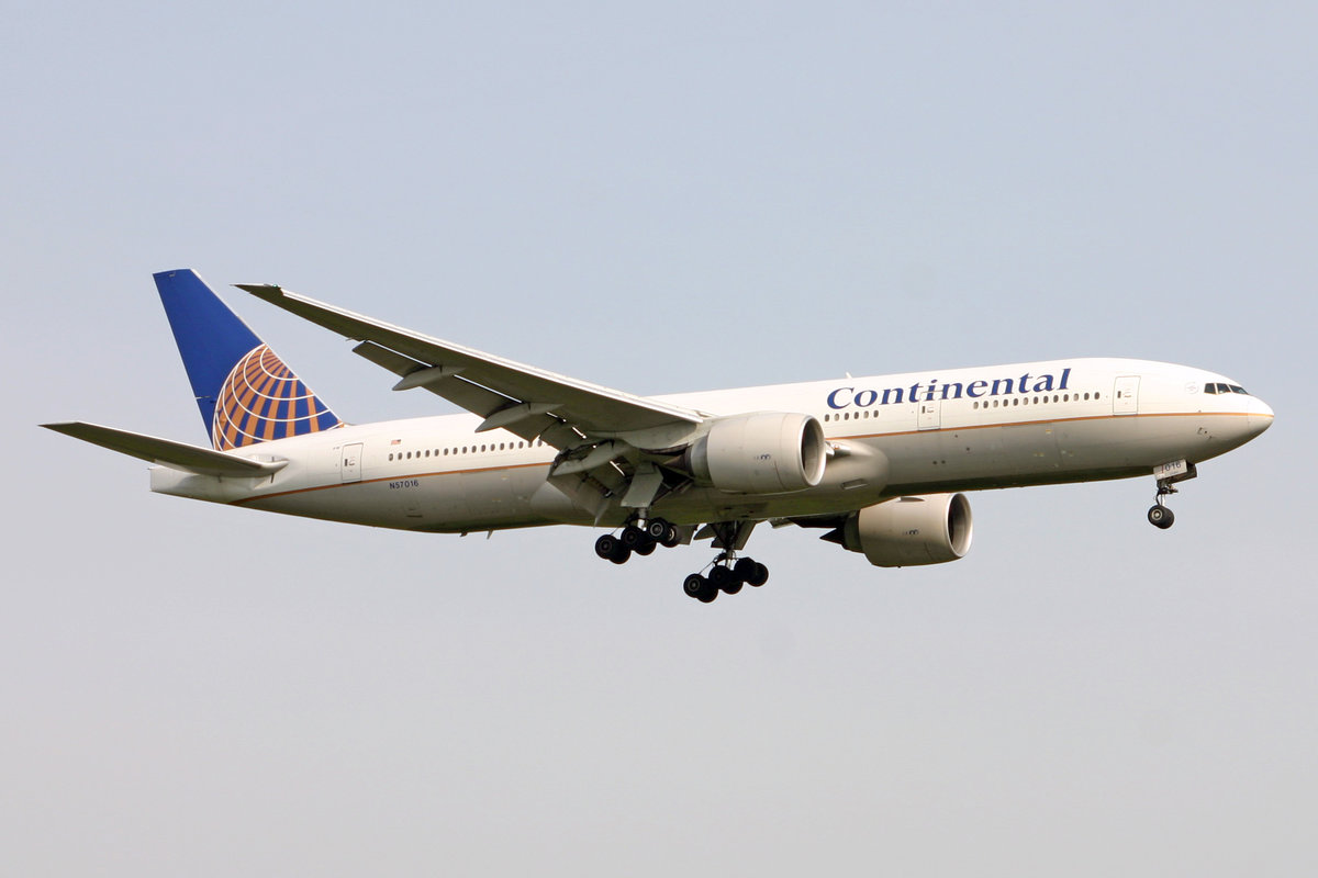 Continental Airlines, N57016, Boeing 777-224ER, msn: 28679/279, 19.Mai 2005, FRA Frankfurt, Germany.