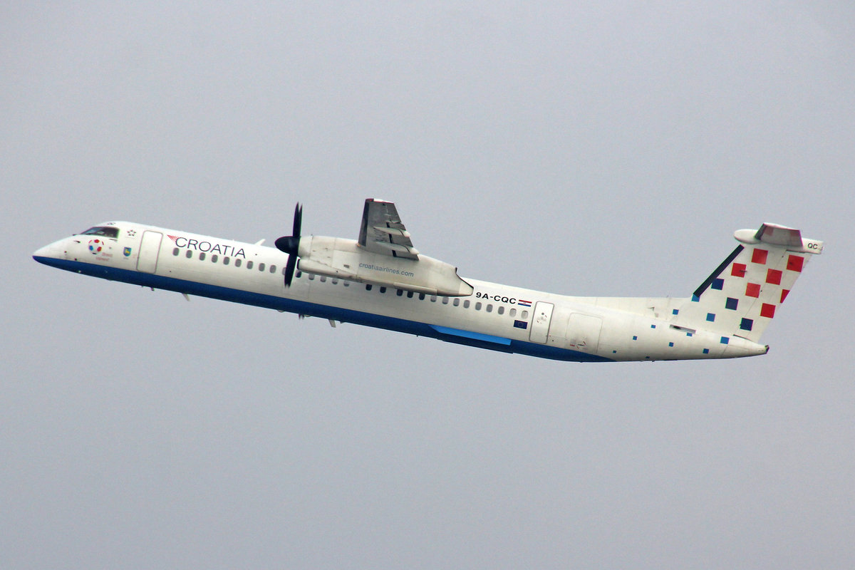 Croatia Airlines, 9A-CQC, Bombardier DHC-8 402, msn: 4258,  Istra ,  Bravo Vatreni  Fussball Sticker, 26.Dezember 2018, ZRH Zürich, Switzerland.