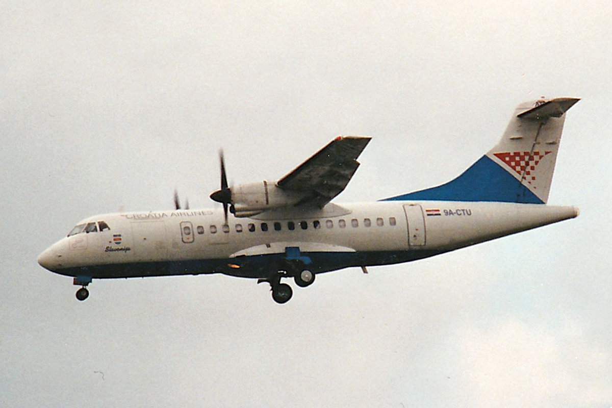 Croatia Airlines, 9A-CTU, ATR 42-320, msn: 394,  Slavonija , April 2001, ZRH Zürich, Switzerland. Scan aus der Mottenkiste.