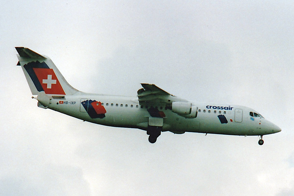 Crossair, HB-IXP, BAe Avro RJ100, msn: E3283, April 1999, ZRH Zürich, Switzerland. Scan aus der Mottenkiste.