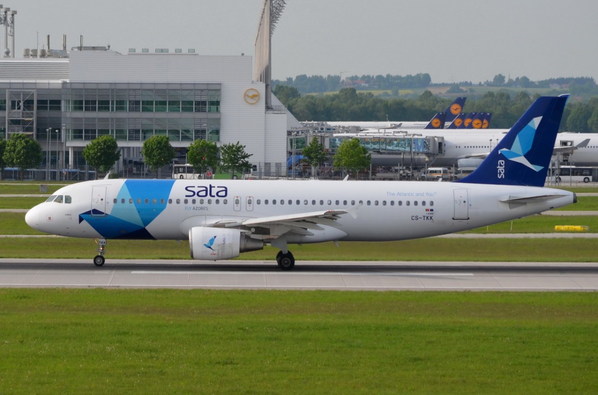 CS-TKK SATA International Airbus A320-214  am 12.05.2015 in München beim Start