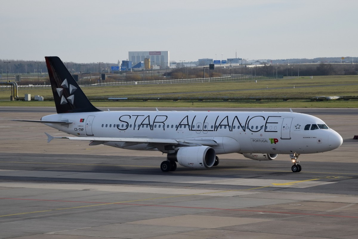 CS-TNP TAP - Air Portugal Airbus A320-214   in  Schönefeld zum Start am 27.12.2015
