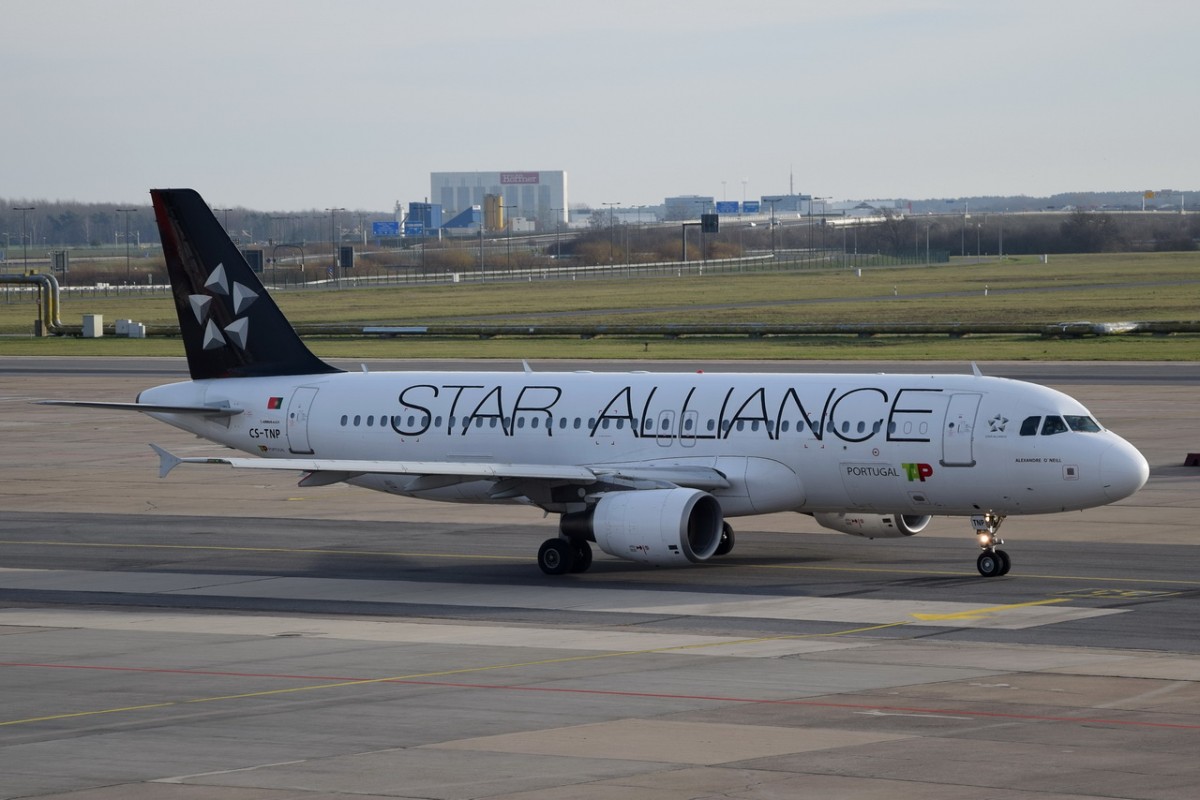 CS-TNP TAP - Air Portugal Airbus A320-214   in  Schönefeld zum Start am 27.12.2015