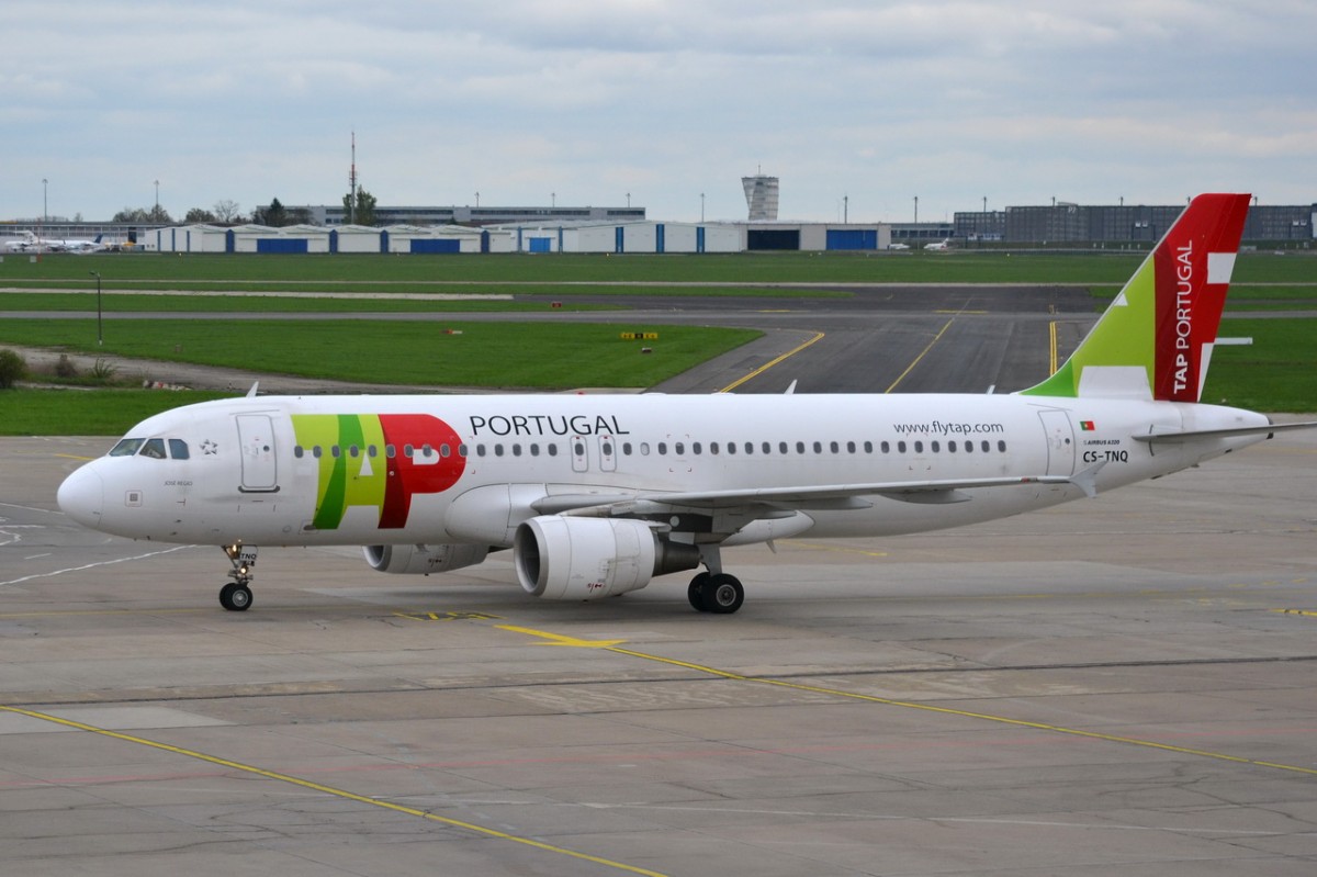 CS-TNQ TAP - Air Portugal Airbus A320-214   gelandet in Schönefeld 10-04.2014