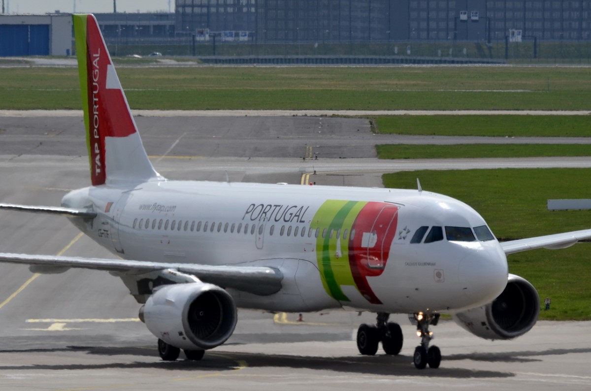 CS-TTF TAP - Air Portugal Airbus A319-111  zum Gate in Schönefeld  14.04.2015