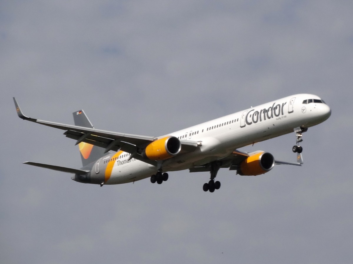 D-ÅBOM Condor Boeing 757-330 (WL)  Landeanflug in Hamburg  01.05.2014