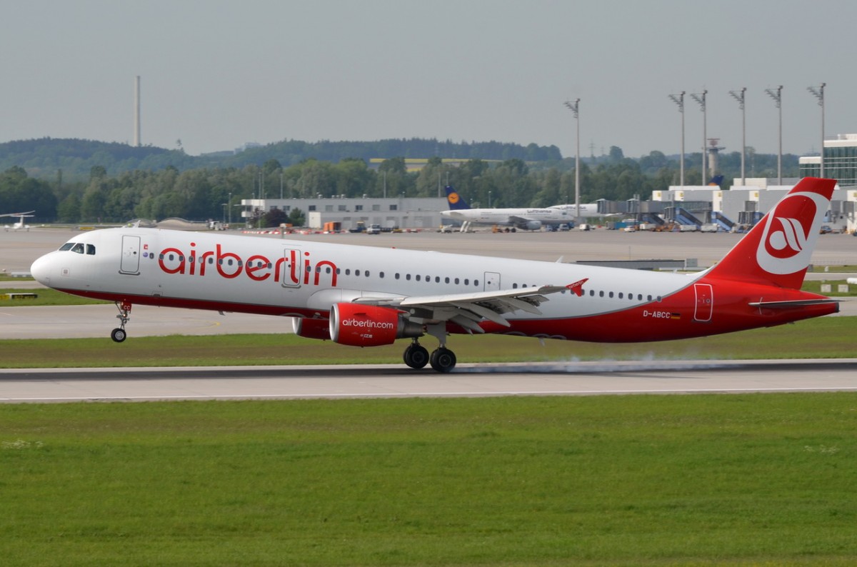D-ABCC Air Berlin Airbus A321-211  in München bei der Landung am 12.05.2015