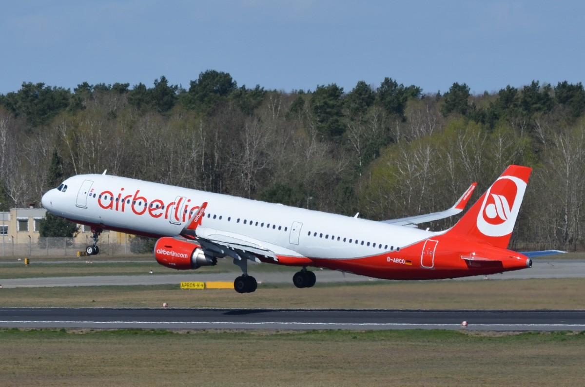 D-ABCO Air Berlin Airbus A321-211(WL)  in Tegel am 16.04.2015 gestartet