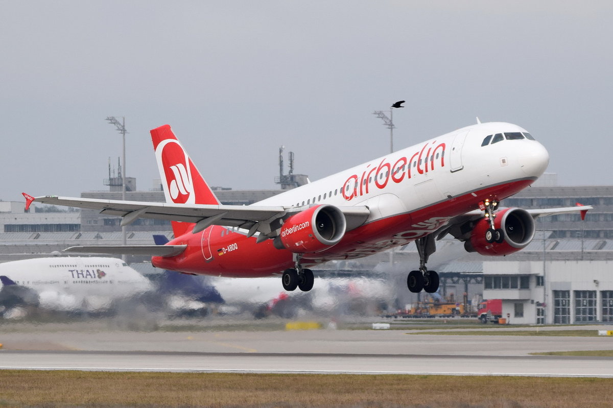D-ABDQ Air Berlin Airbus A320-214   in München am 13.10.2016 beim Start