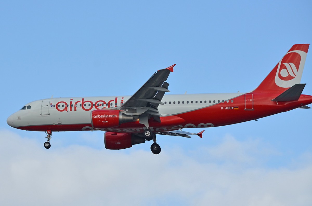 D-ABDW Air Berlin Airbus A320-214   Anflug Tegel am 03.03.2015