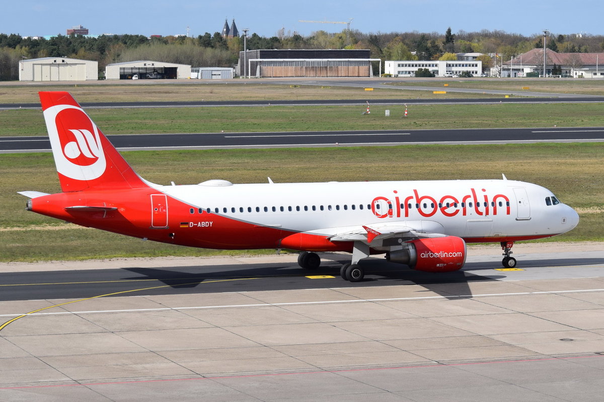 D-ABDY Air Berlin Airbus A320-214  zum Gate in Tegel am 20.04.2016