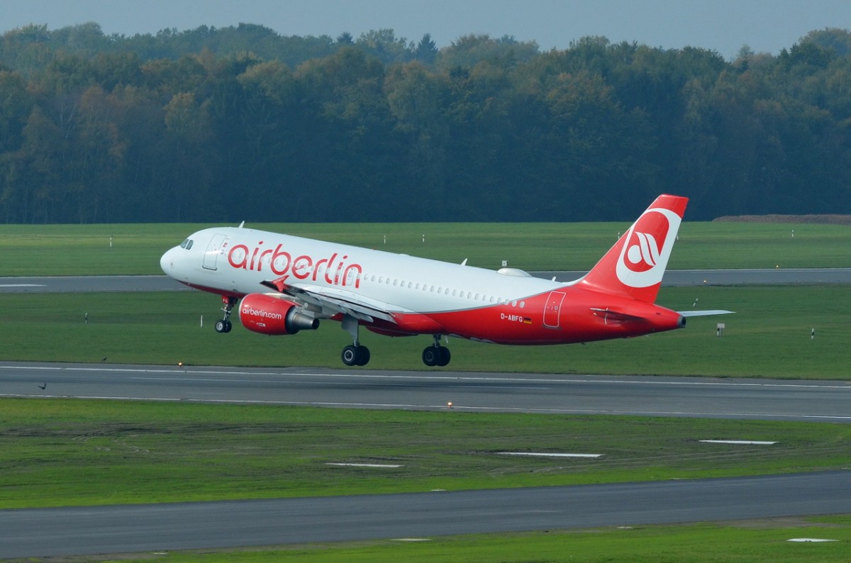 D-ABFG Air Berlin Airbus A320-214   vor der Landung in Hamburg am 20.10.2015