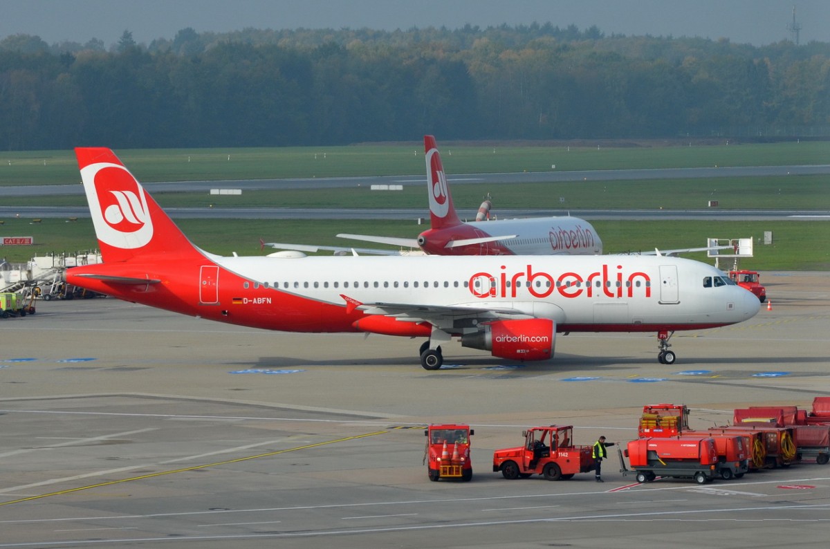 D-ABFN Air Berlin Airbus A320-214   zum Gate in Hamburg am 20.10.2015