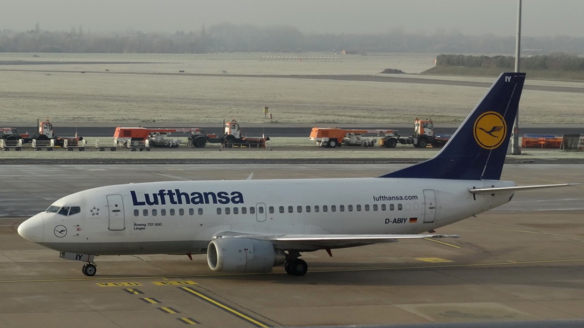 D-ABIY Lufthansa Boeing 737-530    3.12.2013   Airport Bremen