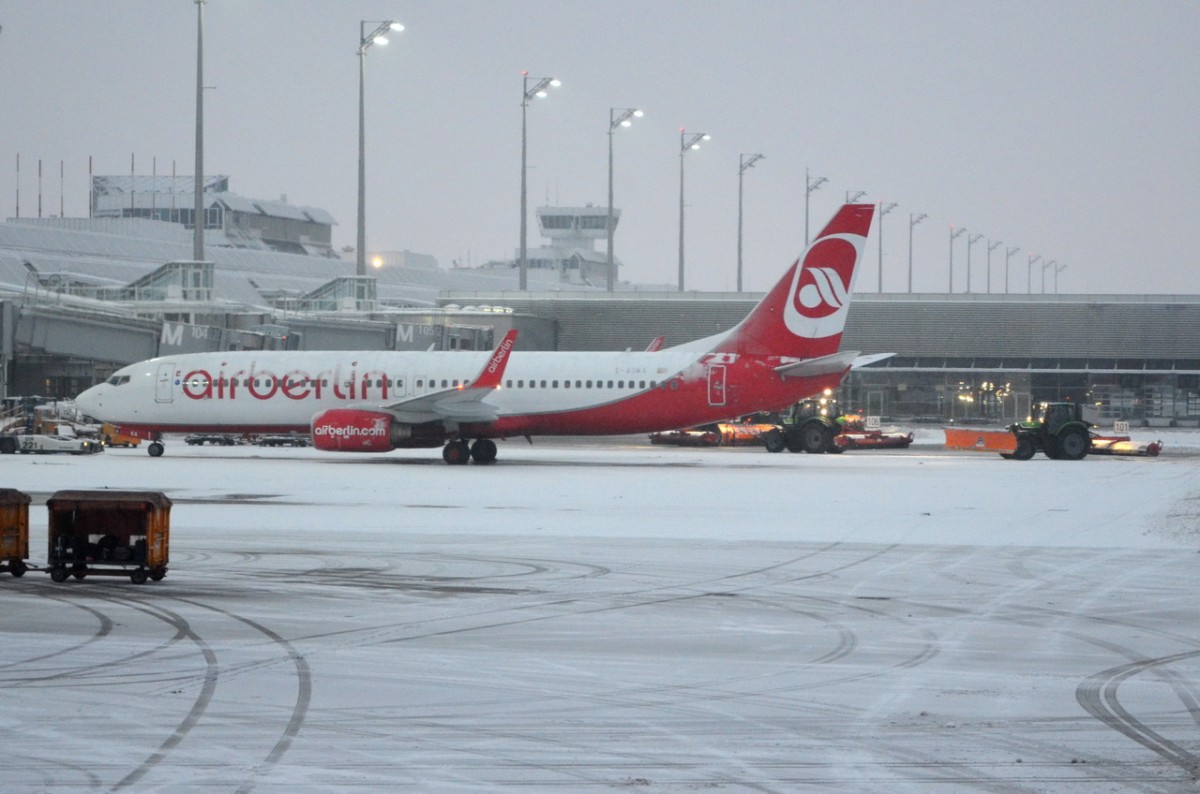 D-ABKA Air Berlin Boeing 737-82R(WL)  am Gate in München am 27.12.2014
mit Räumfahrzeuge