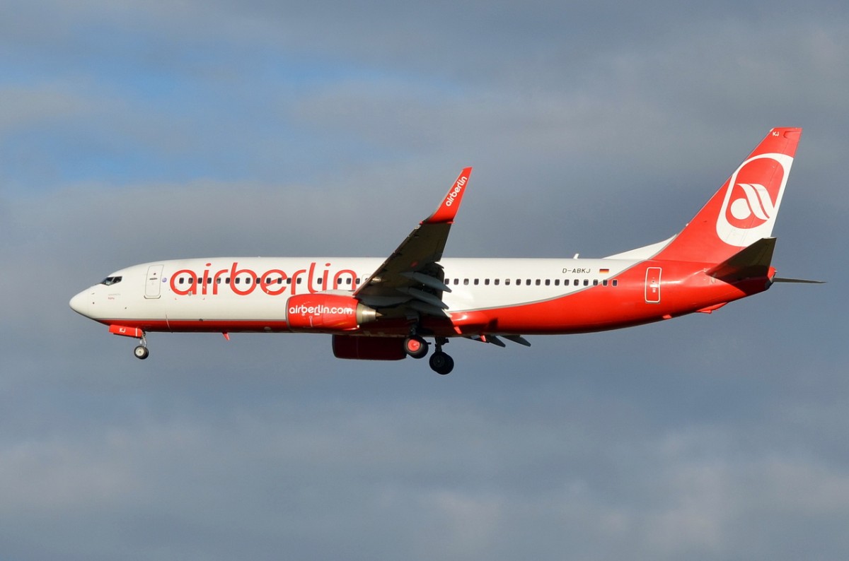 D-ABKM Air Berlin Boeing 737-86J(WL)  Landeanflug auf München am 07.12.2015