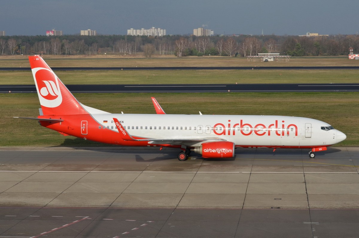 D-ABKN Air Berlin Boeing 737-86J(WL)   in Tegel am 24.11.2015 zum Gate