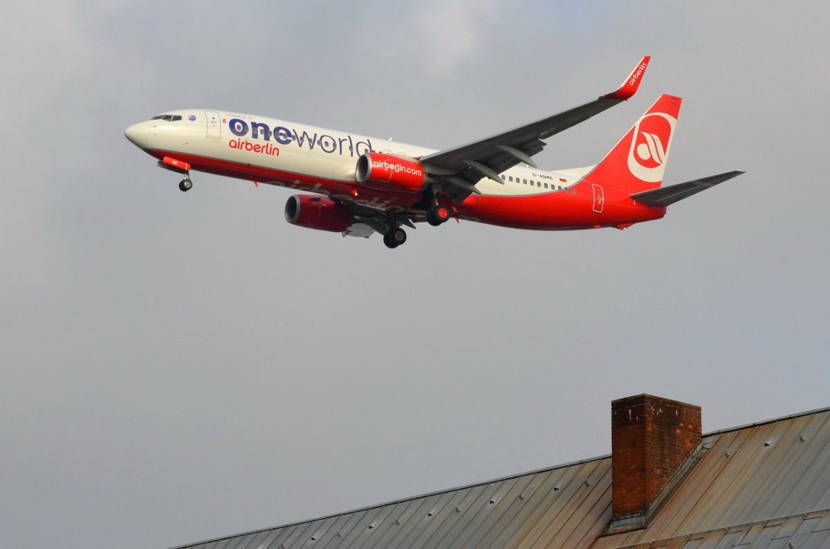 D-ABME Air Berlin Boeing 737-86J(WL)  Anflug über den Dächern von Tegel am 21.11.2014