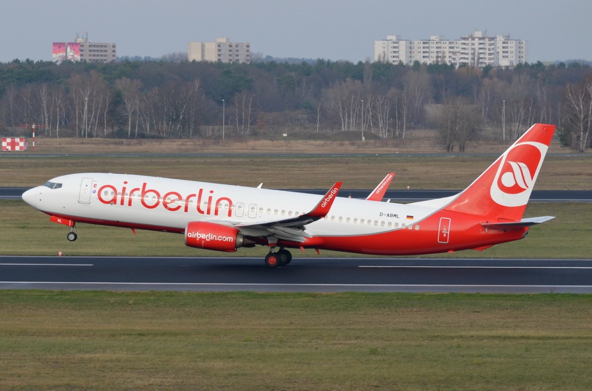D-ABML Air Berlin Boeing 737-86J(WL)   in Tegel beim Start am 24.11.2015