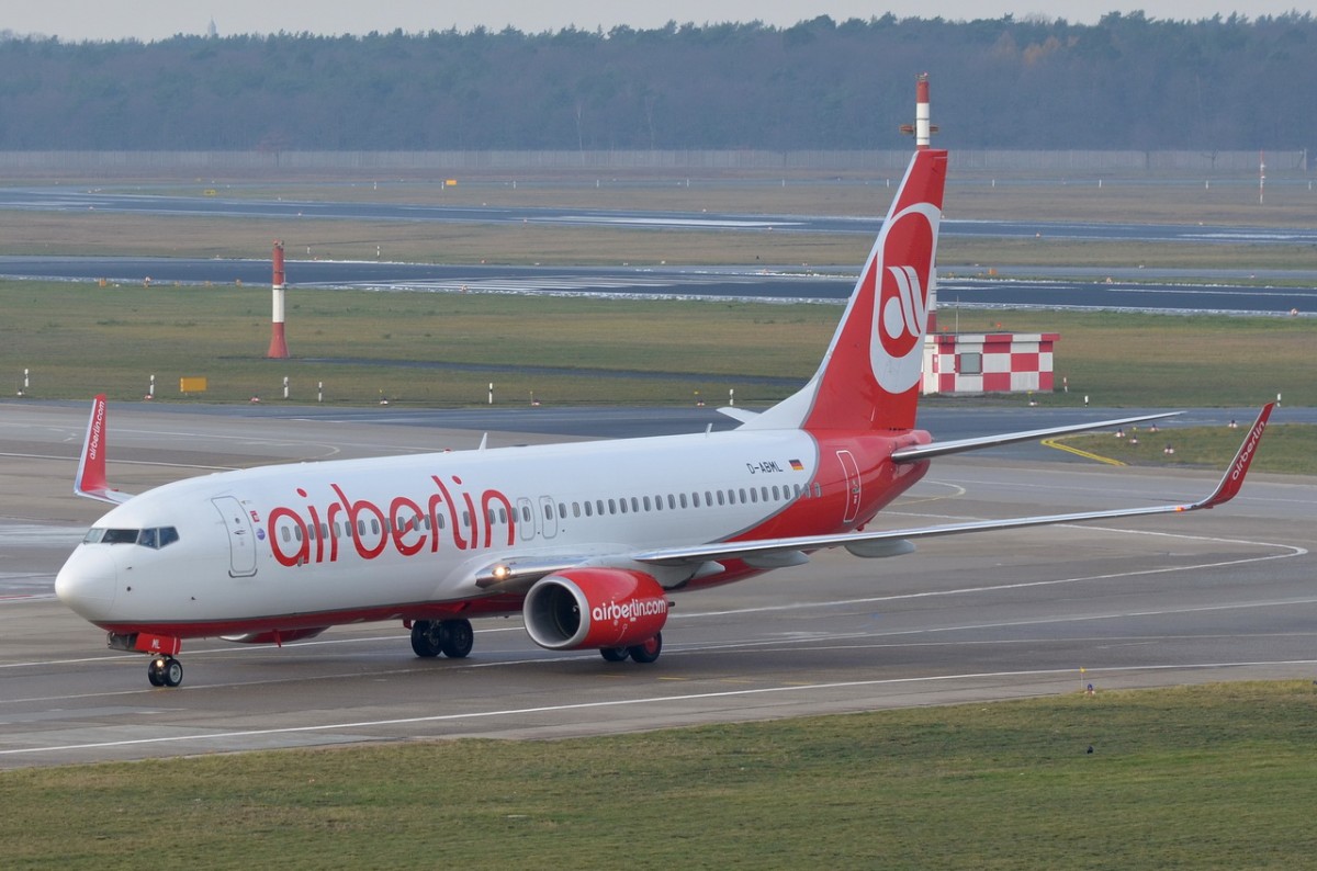 D-ABML Air Berlin Boeing 737-86J(WL)  in Tegel zum Gate  24.11.2015