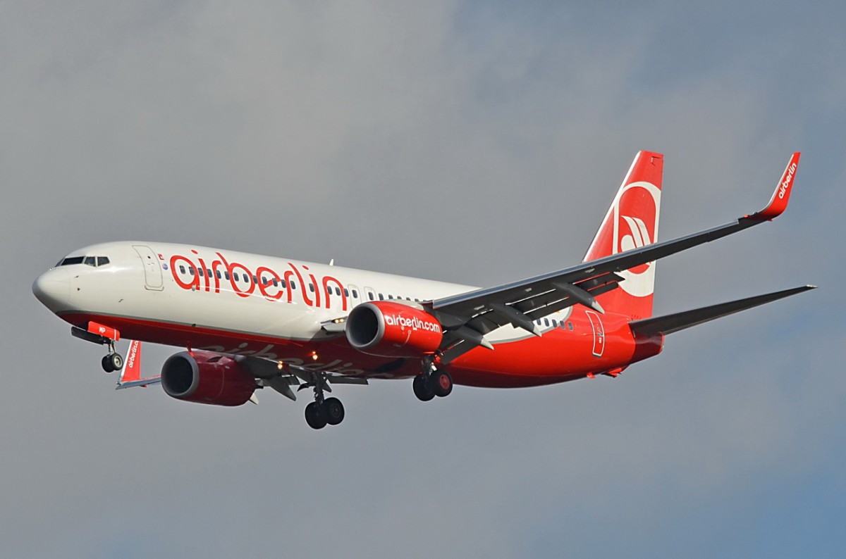 D-ABMP Air Berlin Boeing 737-86J(WL)  in Tegel am 03.03.2015 beim Anflug