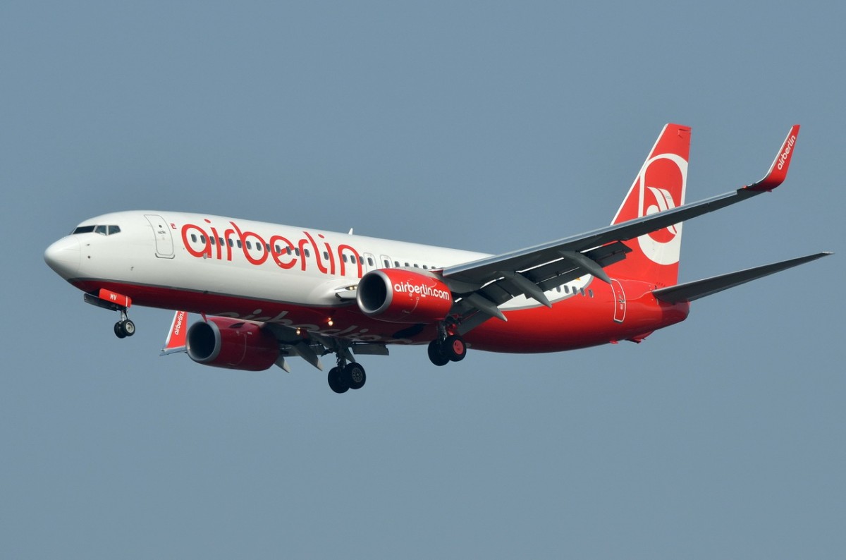 D-ABMV Air Berlin Boeing 737-86J(WL)  in Tegel am 24.03.2015 beim Anflug