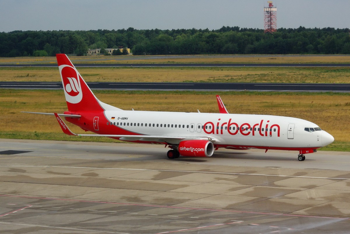 D-ABMV Air Berlin Boeing 737-86J(WL)  am 08.07.2015 in Tegel zum Gate