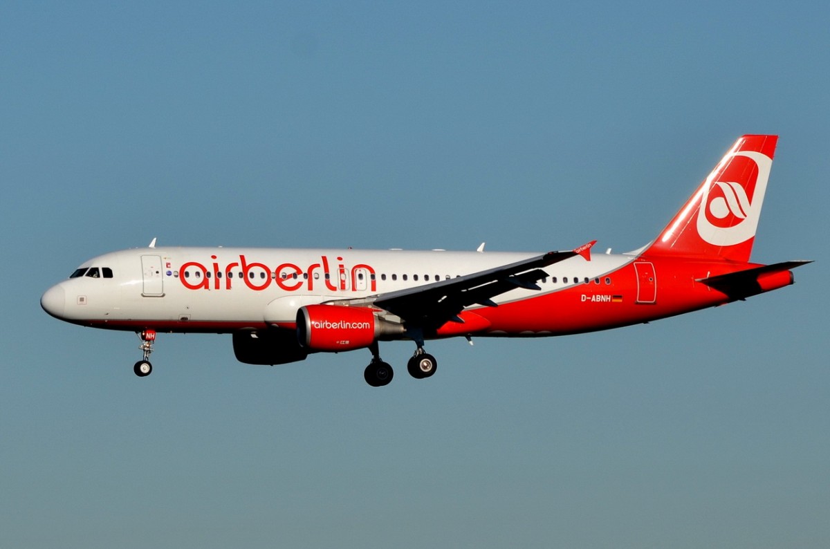 D-ABNH Air Berlin Airbus A320-214  in München am 07.12.2015 beim Landeanflug