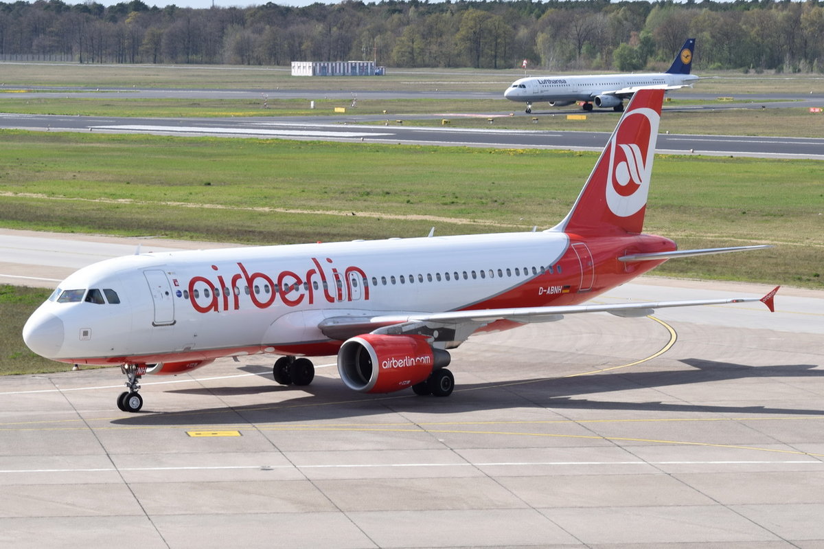 D-ABNH Air Berlin Airbus A320-214   in Tegel am 20.04.2016 zum Gate