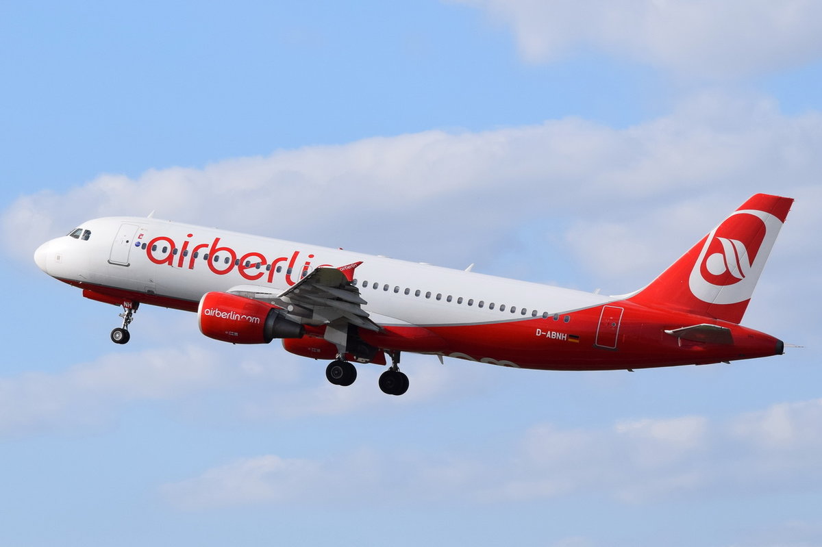 D-ABNH Air Berlin Airbus A320-214  in Tegel am 20.04.2016 gestartet