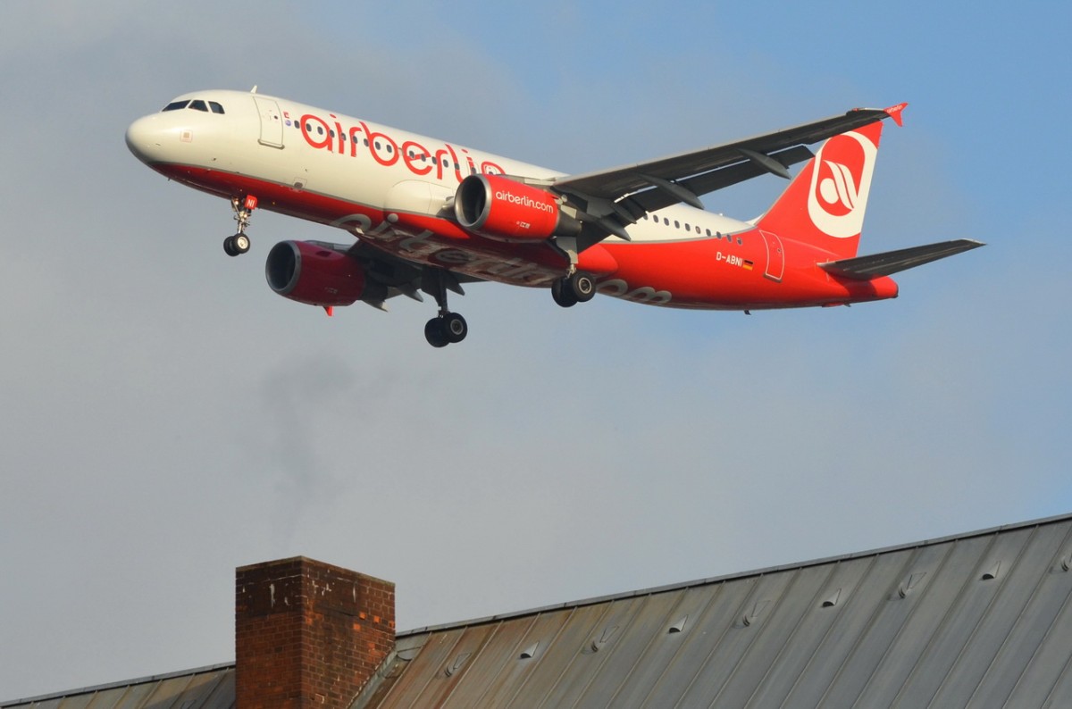 D-ABNI Air Berlin Airbus A320-214  beim Anflug über den Dächern von Tegel am 21.11.2014