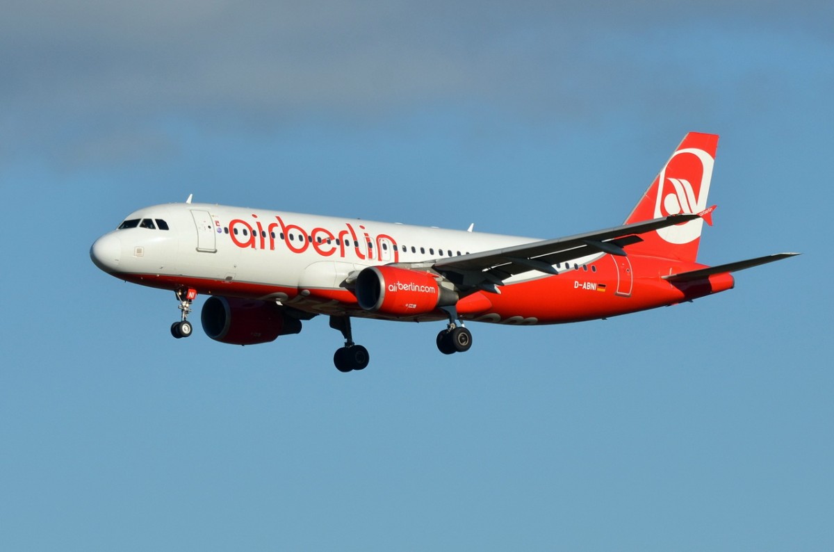 D-ABNI Air Berlin Airbus A320-214  am 07.12.2015 in München beim Landeanflug
