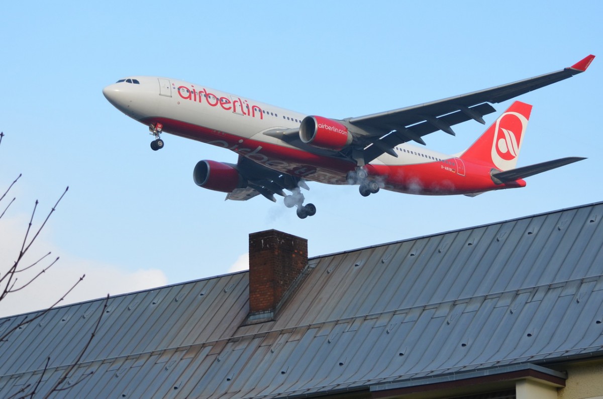 D-ABXB Air Berlin Airbus A330-223  über den Dächern von Tegel beim Landeanflug  21.11.2014