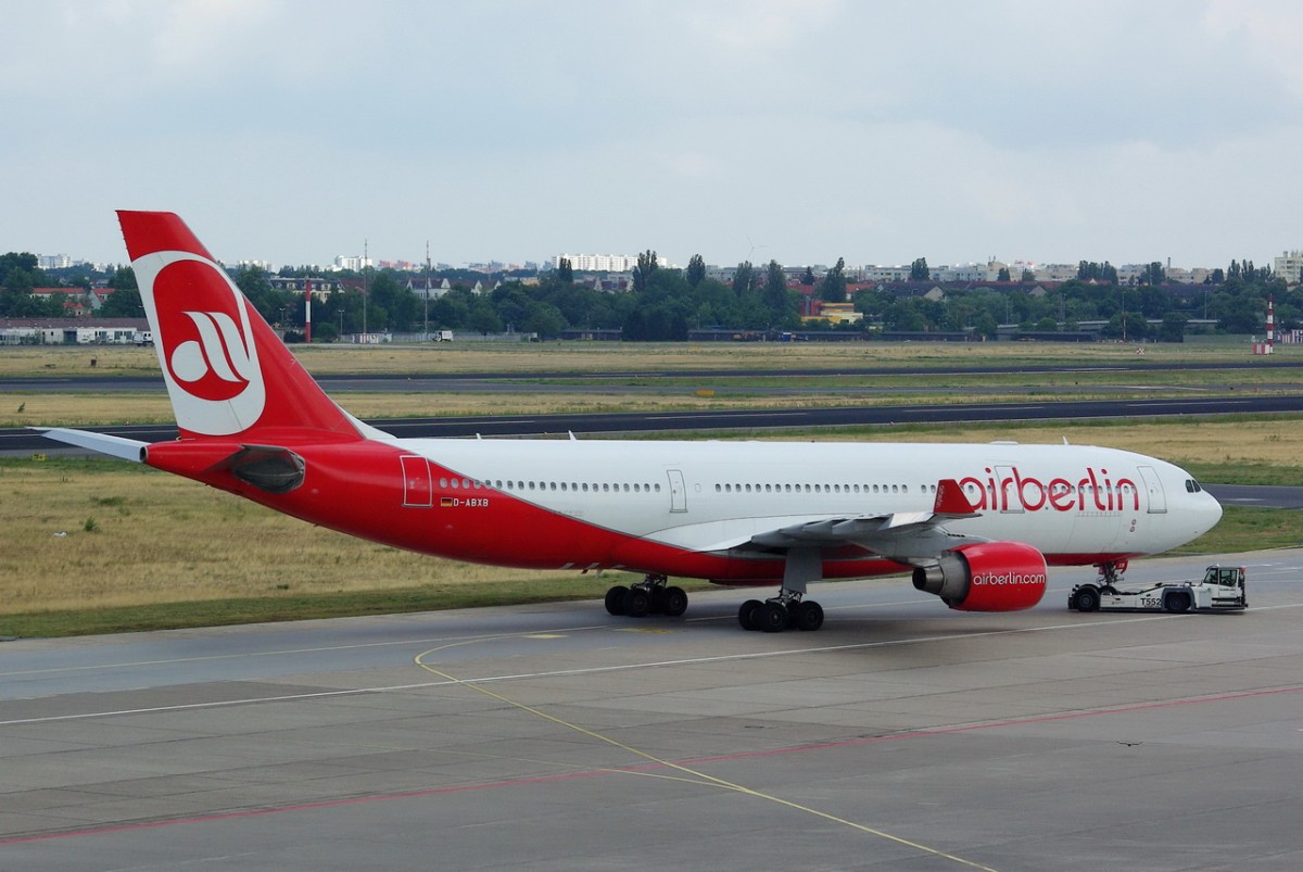 D-ABXB Air Berlin Airbus A330-223   zum Gate am 08.07.2015 in Tegel