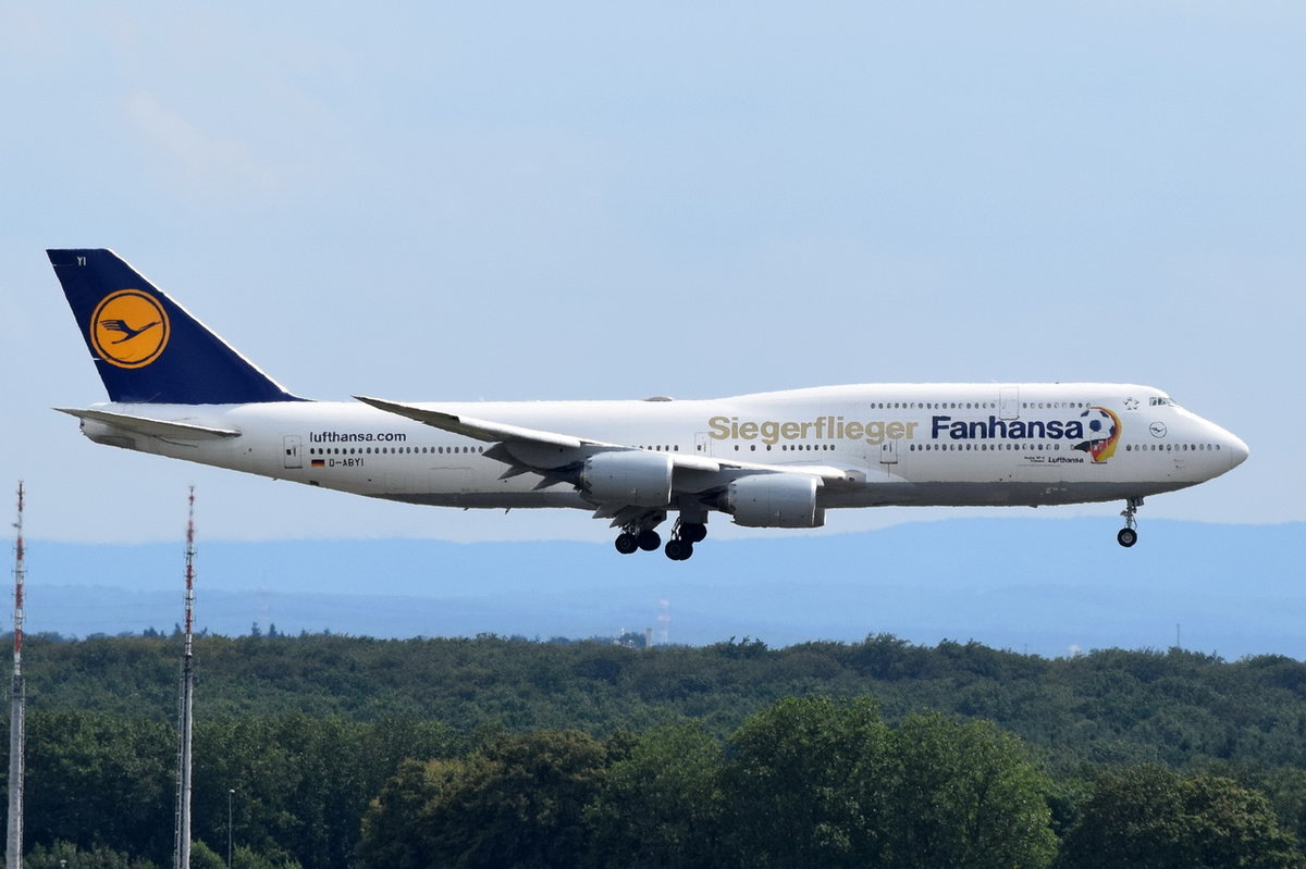 D-ABYI Lufthansa Boeing 747-830  Potsdam    in Frankfurt am 01.08.2016 beim Landeanflug