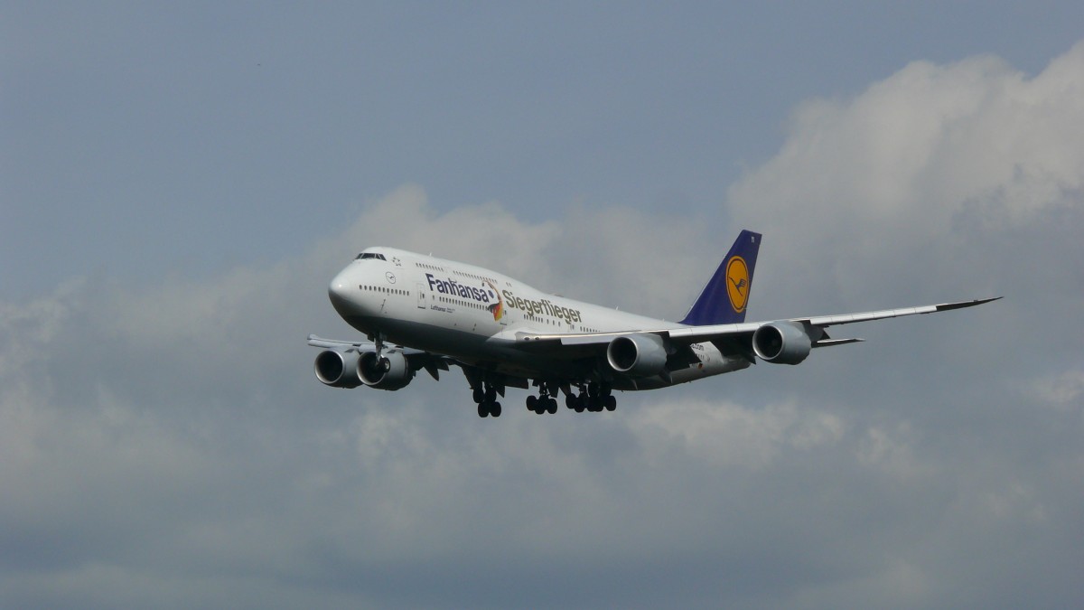 D-ABYI Siegerflieger der Lufthansa ist eine Boeing 747-8 die am 13.04.2015 in Frankfurt  landet.