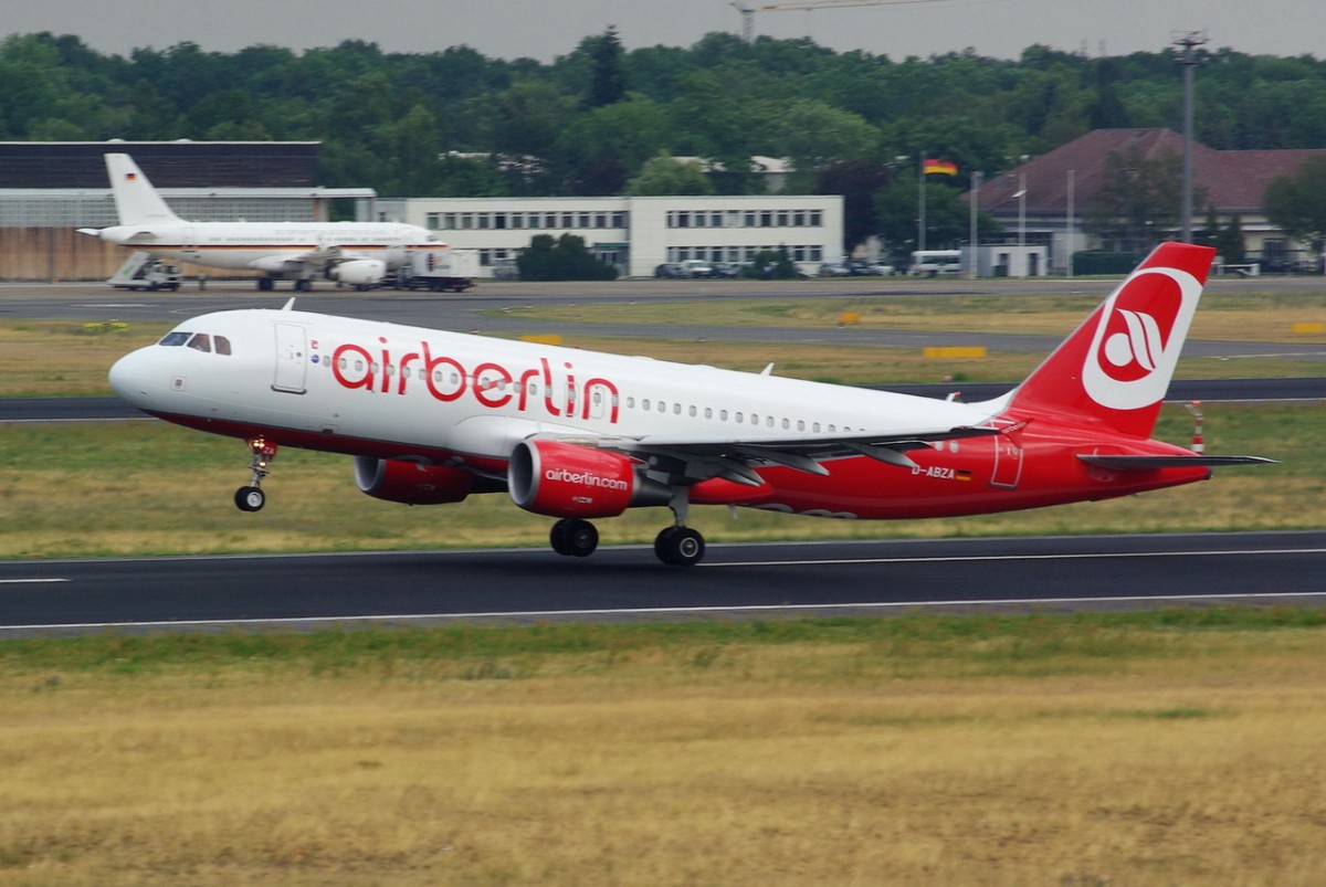 D-ABZA Air Berlin Airbus A320-216   in Tegel beim Start am 08.07.2015