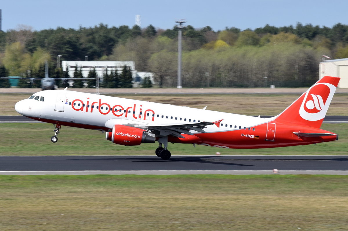 D-ABZB Air Berlin Airbus A320-216   am 20.04.2016 in Tegel beim Start