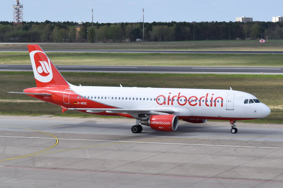D-ABZE Air Berlin Airbus A320-216  zum Gate am 20.04.2016 in Tegel