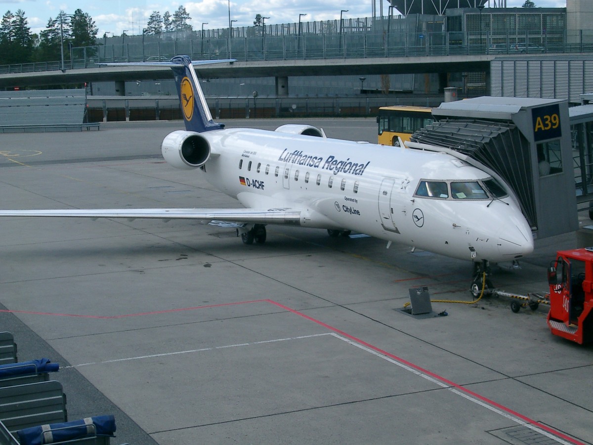 D-ACHF Lufthansa City Line Canadair Regional Jet CRJ-200L in Oslo-Gardermoen. Aufnahmedatum: 13.05.2006