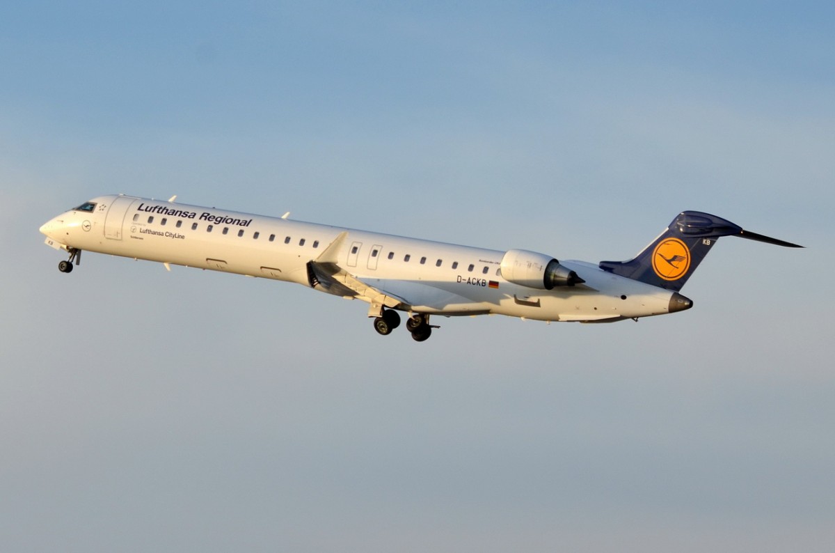 D-ACKB Lufthansa CityLine Canadair CL-600-2D24 Regional Jet CRJ-900LR   in München gestartet am 05.12.2015