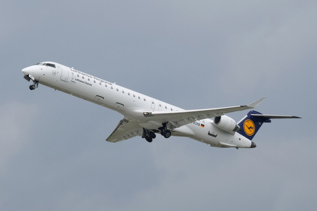 D-ACKB Lufthansa CityLine Canadair CL-600-2D24 Regional Jet CRJ-900LR  gestartet in München am 14.05.2016