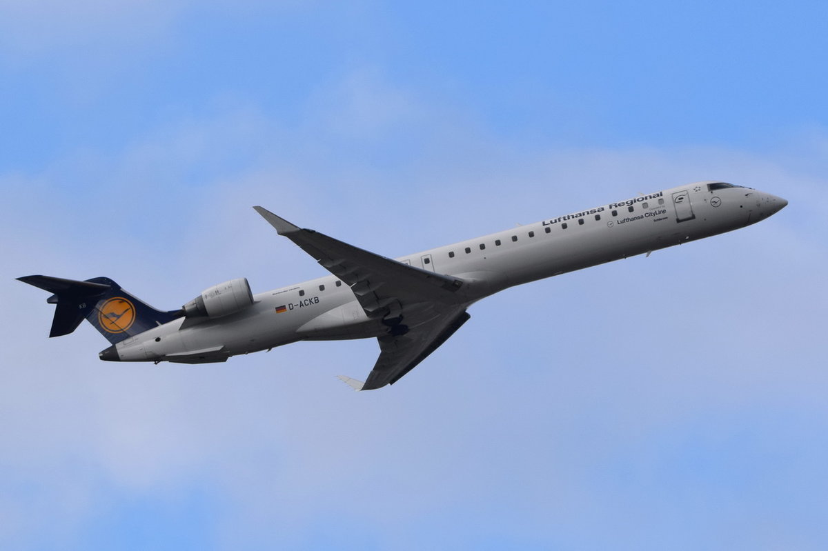 D-ACKB Lufthansa CityLine Canadair CL-600-2D24 Regional Jet CRJ-900LR   in München gestartet am 12.10.2016