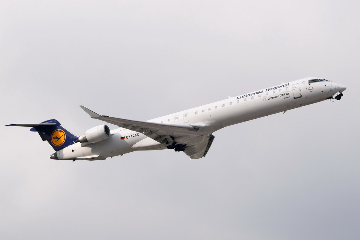 D-ACKC Lufthansa CityLine Canadair CL-600-2D24 Regional Jet CRJ-900LR  gestartet am 12.10.2016 in München