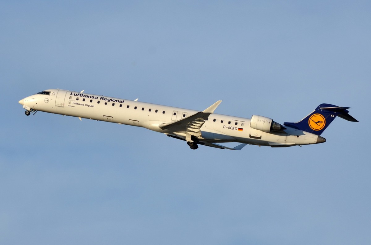 D-ACKG Lufthansa CityLine Canadair CL-600-2D24 Regional Jet CRJ-900LR  gestartet in München am 05.12.2015