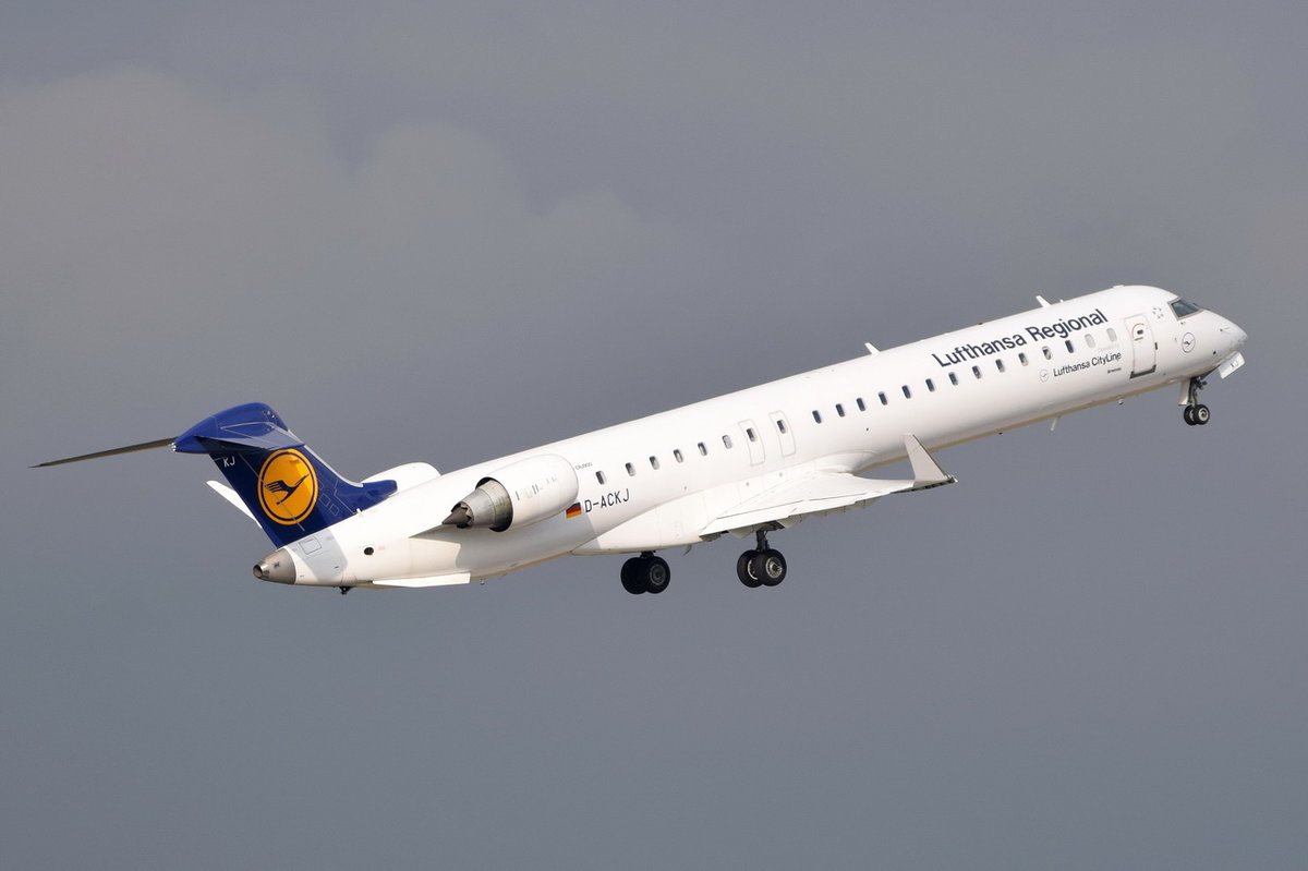D-ACKJ Lufthansa CityLine Canadair CL-600-2D24 Regional Jet CRJ-900LR  am 12.10.2016 in München gestartet